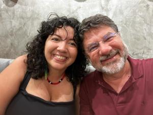 Binho Marques em encontro com Angélica Mendes, neta de Chico Mendes, em um registro marcado pela continuidade da luta em defesa da floresta e dos povos da Amazônia.