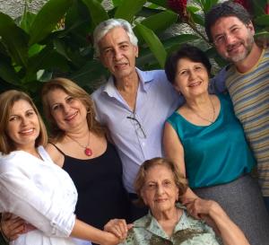 Binho Marques ao lado da mãe, Dona Clélia, do irmão e das irmãs, em um momento de reunião familiar que reforça vínculos afetivos e sua origem como base de sua trajetória.