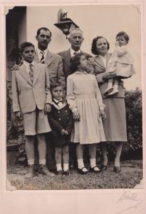 A fotografia mostra João Pereira Lima Neto aos seis anos de idade, cercado por sua família durante a tradicional festa anual da família Ribeiro do Valle. Estão presentes o avô Joaquim Augusto Ribeiro do Valle Filho, os pais Otávio e Eunice, e os irmãos Sérgio, Maria Luiza e Lavínia. O retrato traduz a importância dos encontros familiares como espaços de celebração, pertencimento e transmissão de valores entre gerações.