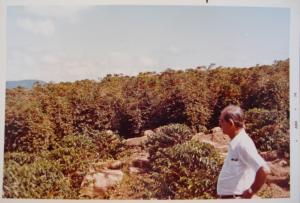 Em abril de 1974, Octávio Pereira Lima, pai de João, é retratado em um momento de contemplação diante dos pés de café de sua fazenda. Seu olhar silencioso sobre a lavoura carrega a memória de gerações que fizeram da agricultura um modo de vida e resistência.