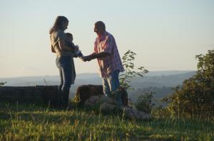 João Neto ao lado de sua filha Malu e de seu neto Eduardo, em um momento íntimo e simbólico que celebra a continuidade da vida. A imagem eterniza o encontro entre gerações, marcado pelo afeto e pela presença do primeiro neto nascido de Malu.
