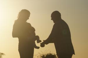 Registro especial de João Neto com Malu e Eduardo, seu primeiro neto por parte da filha. A fotografia revela o vínculo profundo entre pai, filha e neto, marcando o início de uma nova geração e o fortalecimento dos laços familiares.