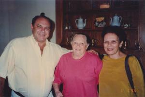 A fotografia retrata João Pereira Lima Neto ao lado de sua mãe Eunice e de sua esposa Renata, na Fazenda Santo Antônio da Água Limpa. O registro marca a comemoração da entrada do ano de 1996.