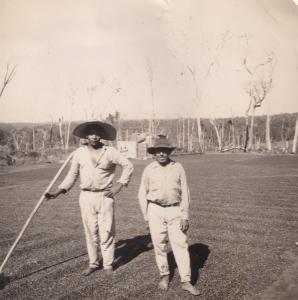 A fotografia registra trabalhadores de um sítio no Paraná, durante o processo de secagem do café em um terreiro de chão batido. Ao redor, a mata virgem ainda preservada compõe o cenário, revelando o contraste entre a paisagem natural e o trabalho agrícola. A imagem expressa as transformações do território impulsionadas pela expansão do café.