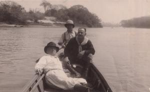 A fotografia registra um momento de lazer familiar durante uma pescaria realizada no chamado Rancho da Moeda, às margens do Rio Paraná. Na cena, o pai de João, Octávio, aparece acompanhado de seus filhos, em um instante de convivência e descanso.