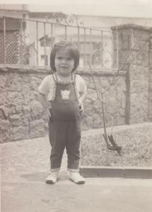 Com um ano e meio de idade, Paula no jardim de sua casa, no bairro Tucuruvi (SP). A maioria das fotos de infância foram feitas no jardim da casa. O pai viajava no interior, em Ribeirão Preto, vindo sempre a cada 15 dias por conta da estrada não muito boa. Sempre quando ele chegava, era um evento em casa, tirando fotos. Essa deve ter sido nesse momento.