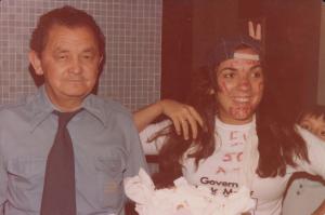 Dia de trote, me pintaram inteira! Fizeram minha foto junto com o porteiro do prédio e meu sobrinho (Leo).