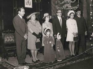 Pai, mãe, tia Cecília, tio (Zé), cunhada (Ideli) e irmão Nininho. Paula com quatro anos foi daminha com a prima Iara, filha do tio Zé, na Igreja Sagrado Coração de Jesus, Centro (SP). 