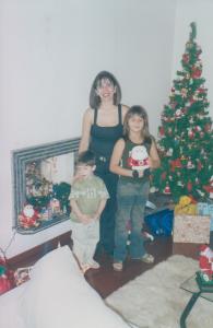 Paula em casa na Serra da Cantareira (SP) com seus filhos: Gabriela (oito anos, na época) e Vinicius (três). 