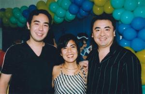 Sou a segunda de três irmãos. Na foto, estou com o Ney (caçula - esq) e Joe. Estamos sempre juntos e, neste dia, era a festa de nove anos do Ian.