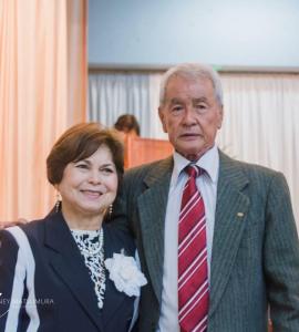 Meus pais: dona Hiroko e seu Shizuo. Meus pais são muito ativos, na foto estão num concurso de karaokê! Estão sempre na liderança dos grupos de karaokê do bairro Vila Marina!