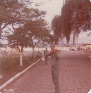 Fase do Exército: quando se entra, ainda é um moleque! Lá, se cria uma identificação, disciplina, mesmo ainda sendo resistente. Lembro-me do nosso sargento que era rígido, mas no fim, você já está mudado. Uma coisa que se leva pro resto da vida, também pelo respeito às pessoas. Durante o tiro de guerra em Guarulhos.