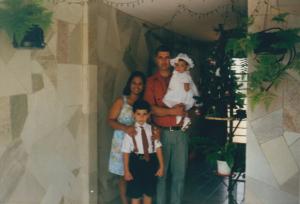 Na casa da minha mãe, no interior, em Rio Claro. Estamos prontos para o batizado da minha filha. Escolhemos lá porque meus tios foram padrinhos dela. Depois, fizemos festa, churrasco para comemorar. Da esquerda para direita: Doralice (esposa), Leonardo (filho), Gilberto e Isabella (filha).