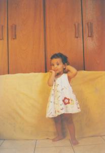 Isabella já recuperada, fazendo as artes de criança. A que mais demorou para sumir foi a da testa, que ainda hoje ficou uma marquinha.