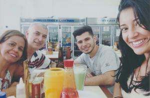 Comendo comida nordestina com a família num final de semana.