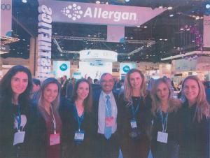 Cristiane, segunda a esquerda, com clientes médicos e Odair Homma, ao centro, da equipe de vendas da Allergan, na área de exposição do Congresso Internacional na Academia Americana de Dermatologia (AAD).