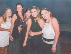 Cristiane, primeira a esquerda, com colegas da equipe desde o início da carreira na Allergan, em convenção em Cancun. Juliana e Amanda Machado, ao centro, contribuíram com o seu desenvolvimento.