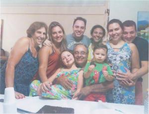 Da esquerda para a direita, mãe, Cristiane, irmão Thiago, irmã Liliane, irmã Viviane grávida e cunhado; sentados, o pai de Cristiane com seus dois sobrinhos, em seu aniversário na casa dos pais.