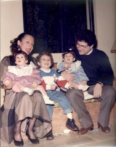 Primeiro aniversário das minhas filhas gêmeas Thais e Rachel. Na foto, meu marido Ivo e meu filho Ivo Neto.