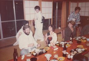 Congresso Mundial de Neurologia numa casa de gueixas. O diretor do congresso era japonês, numa família de médicos de 50 gerações e ele nos levou pra lá. É super difícil um oriental entrar numa casa assim. Na foto, estou com minha esposa (Lucia Maria) e a Helena, esposa do diretor Roberto Merano.