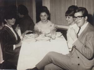 Aos 15 de novembro comemorávamos o café em um baile. Na foto, estou coma a Lucia Maria e duas primas.