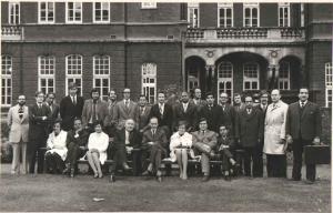 Grupo de fellows. Na fila dos que estão em pé, eu sou o terceiro da direita para a esquerda. O oitavo nesta mesma fila, da direita para a esquerda é o Dr. Sebastião Eurico de Melo e Souza, neurologista de Goiânia.