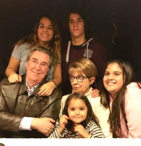 Com Lúcia Maria, rodeados pelos netos Bia e Felipe e Alicia e Ana Beatriz.