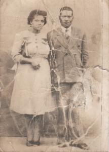 Os pais de Regina, Maria Júlia de Andrade e João Salles de Andrade. A foto é no casamento deles, na saída do cartório