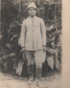 O pai fardado, quando atuava como militar na Corporação da Cavalaria da Polícia Militar do Estado de São Paulo. Mais tarde, Regina pesquisou no histórico da Polícia e descobri que ele não cumpria algumas regras, tendo, inclusive, se recusado a atuar na Revolução de 32. Na praça da Luz