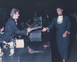Formatura da graduação em Psicologia, recebendo o diploma.