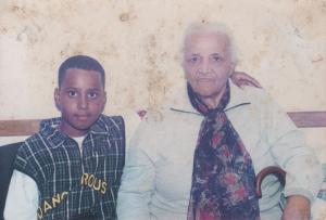 Aniversário de 10 anos do Rafael. Na foto, ele está com a mãe de Regina. No mês seguinte, aconteceu outra festa: a de 80 anos!