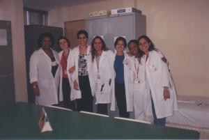 Regina durante a especialização em Gerontologia. Na foto, está com a equipe de fonoaudiologia, nutrição e média.