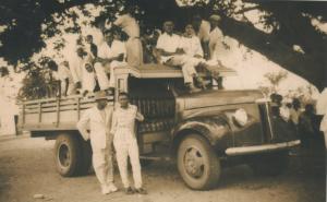 O pai de Antonia trabalhava como caminhoneiro, transportando algodão do interior para o porto de Natal. Quando tinha festas, o pai também fazia o transporte de pessoas. Na foto, a família de Antonia estava indo para um casamento. Seu pai, Luiz Bezerra Xavier, é o que está sentado em cima da boleia do caminhão.