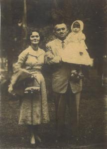 A foto foi tirada assim que Antonia e a família chegaram em São Paulo, na Praça da Luz. Nesta época, ela já tinha três filhas, mas na foto só estamos com a Ana Maria.