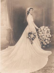 A irmã Antonia Judite, com o vestido de casamento que Antonia costurou. Ela ressalta que levava tanto tempo para costurar um vestido de noiva: em torno de dois ou três dias era possível costurar um. Na Vila Carioca, Ipiranga.