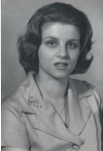 Quando Anna ainda era solteira, aos 18 anos. Da foto. ela destaca o broche que ganhou de um namorado na época.