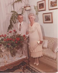 Boda de ouro dos pais de Anna, Paulo e Maria. A mãe está com um vestido que tinha visto em uma loja e se apaixonou: mas era muito caro. Anna conta que fotografou da vitrine e pediu para uma costureira fazer um igual.