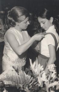 Festa e final de ano do colégio Centro Educacional Julio Pereira Lopes. Anna está entregando uma medalha para uma aluna premiada. 