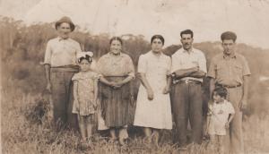 Família da minha mãe, ainda no sítio onde eles moravam, no horto Florestal. Meu avô Antônio, minha prima Dalva, minha avó Anita, minha tia Maria Amélia, meu tio Laurindo e o tio José. Embaixo, meu primo Altiel.