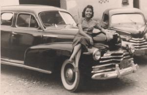 A irmã, Maria Célia, no carro da família.