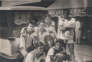Time que eu nem lembro o nome, pois eu nasci no bairro da Tijuca. Era um nome estranho e os amigos, na foto, tinham em torno de 18 anos.