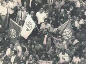 Na Passeata dos Cem Mil contra a ditadura, surge a bandeira do América no meio dos manifestantes. Eu não estava lá, mas a bandeira do meu clube estava!
