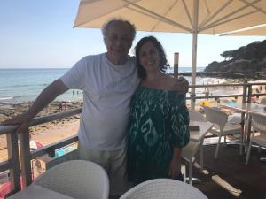 Trajano e Rosana Miziara, na Praia do Espelho durante a segunda viagem feita pelo casal à Portugal. Estão no restaurante que já se tornou parada obrigatória no Algarve por conta do ambiente agradável e da vista para a praia.