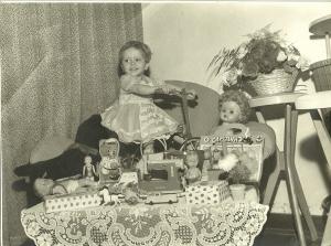 Luciene com os presentes ganhos em sua festa de dois anos de idade.  A festa foi na casa em que a família vivia na Parada Inglesa, zona norte de São Paulo. A boneca à direita foi um dos favoritos ganhos por Luciene, ela ainda a tem guardada.