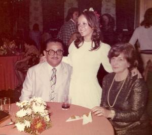 Luciene e os pais (Natal Alves de Figueiredo e Antonietta Benincaza de Figueiredo) em sua festa de quinze anos. A festa aconteceu em um salão de festas na Avenida Paulista, pertencente a um grupo de japonês, de quem o espaço foi alugado.