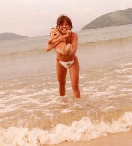 Primeira vez em que o filho de Luciene, Rafael, entrou no mar. A família estava de férias, na época Rafael estava com quatro meses de idade e aproveito o passeio.