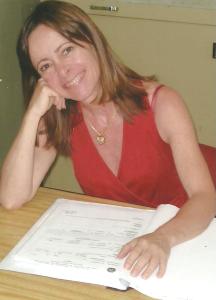 Luciene trabalhou na Prefeitura de São Paulo de 1980 a 2013. A foto foi tirada por um colega de trabalho em um dia que Luciene estava feliz por conta do fim do ano. Estavam na subprefeitura de Pinheiros.