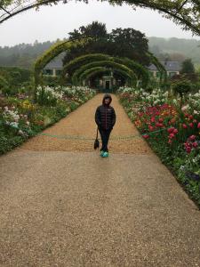 Viajando a passeio pela Europa, Luciene adora jardins e quis visitar um dos principais locais que o artista usava para inspirar seus quadros. A França é o destino favorito de Luciene.