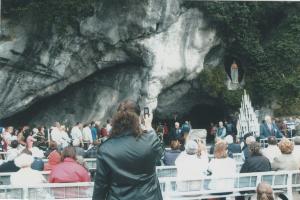 Cleta assiste a missa das 18h na Gruta de Lurdes, enquanto viaja por Portugal.