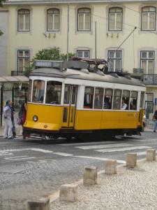 Bondinho do Morro Alto, Lisboa. É um lugar onde podemos andar sem medo nem receio. Me faz lembrar da infância, quando o Brasil ainda tinha bondes, a fineza das pessoas...